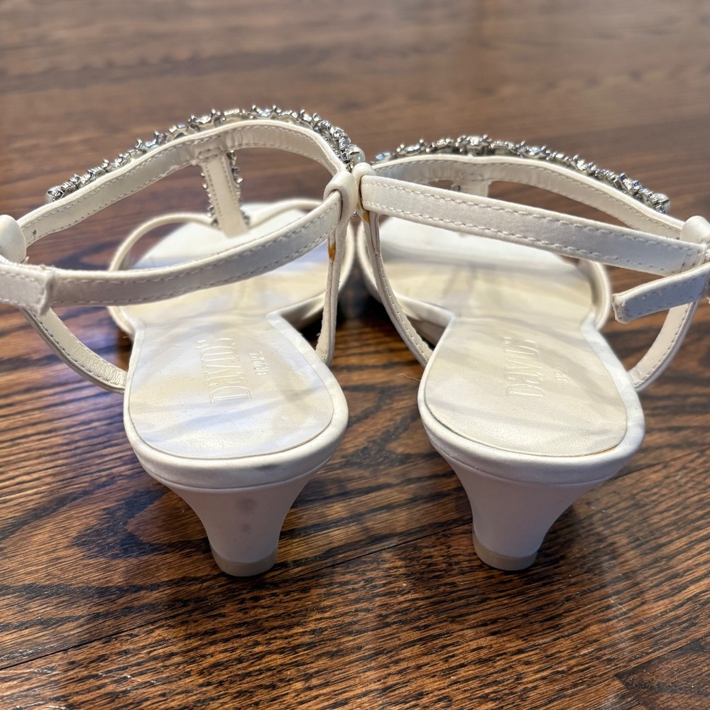 DAVID'S BRIDAL Crystal and Pearl T-Strap Sandals- PAYTON wedding/prom shoes SZ 7 - Picture 4 of 7